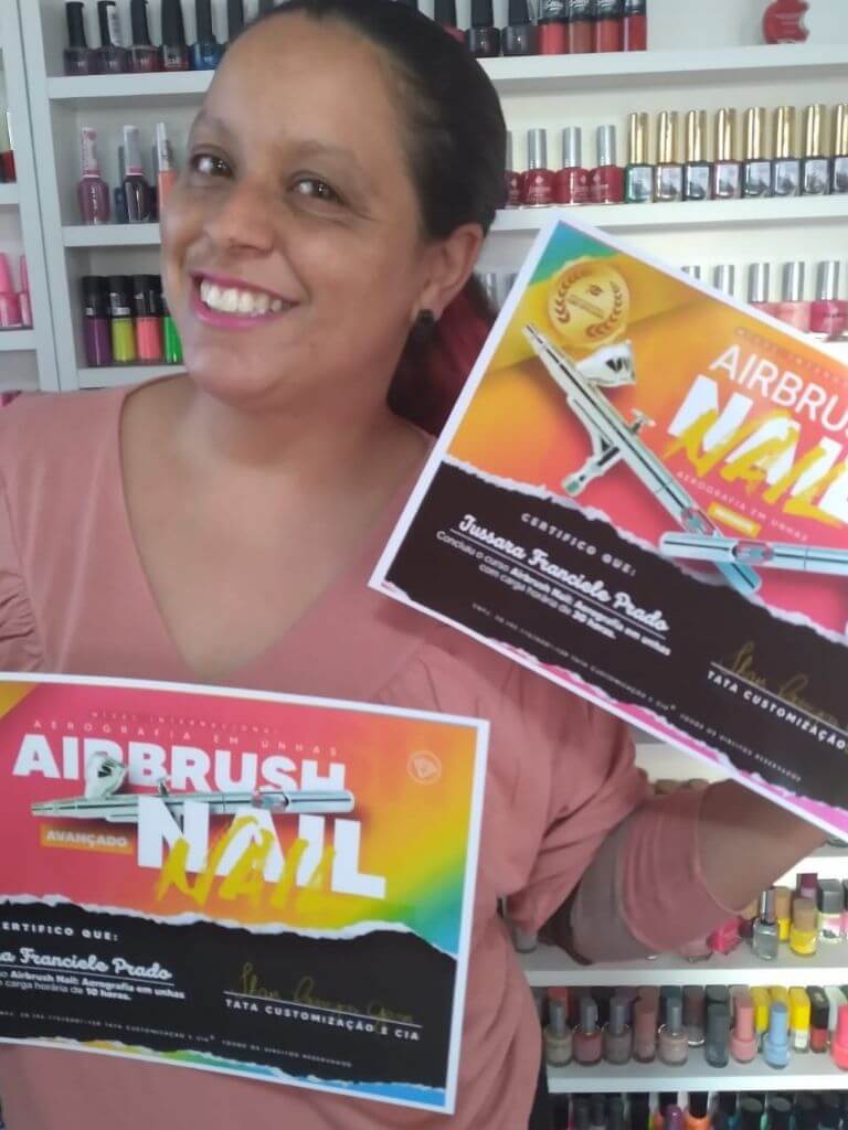 Curso-Tata-airbrush-aluna-com-certificado-1.jpg