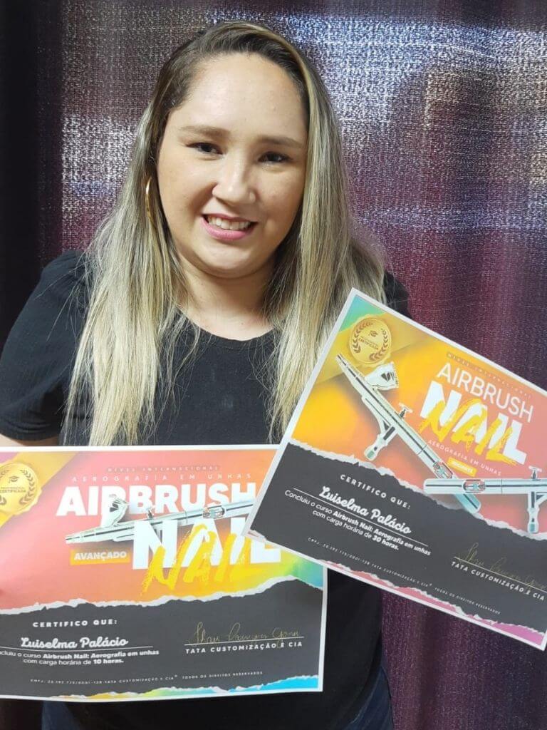Curso-Tata-airbrush-aluna-com-certificado-3.jpg