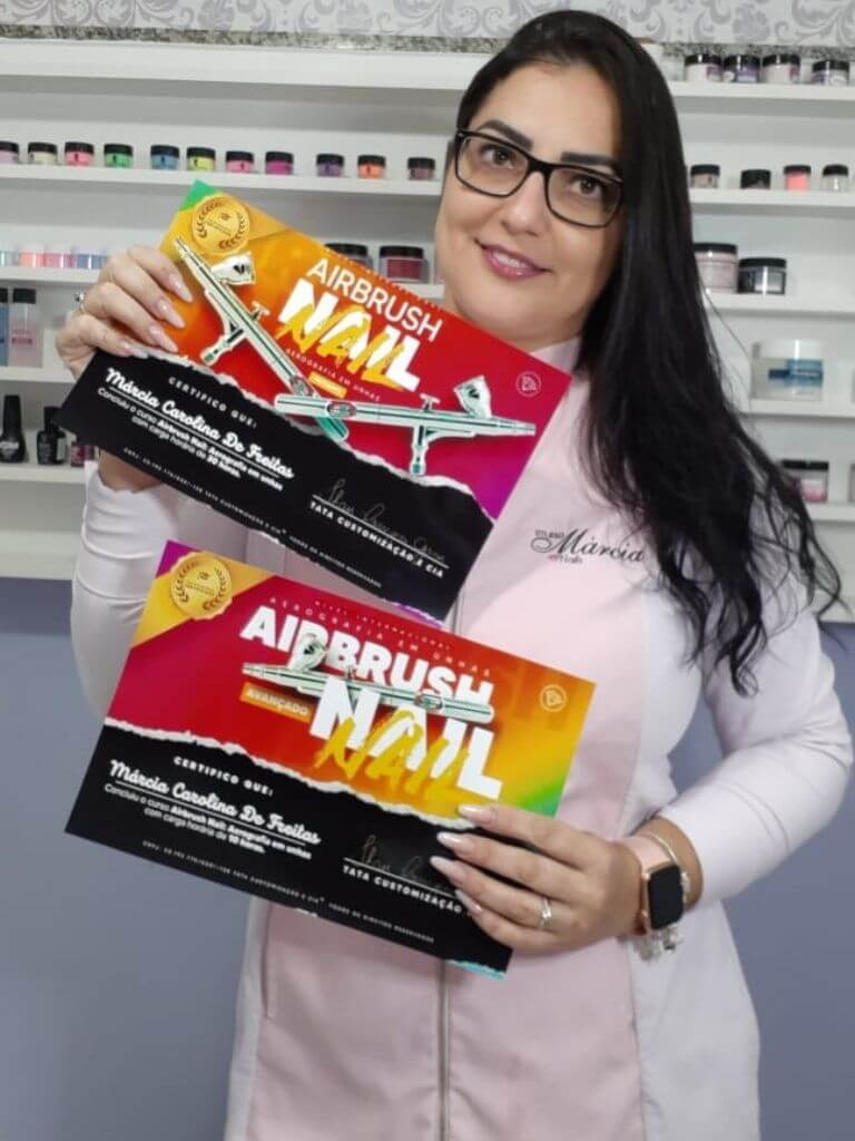 Curso-Tata-airbrush-aluna-com-certificado-4.jpg