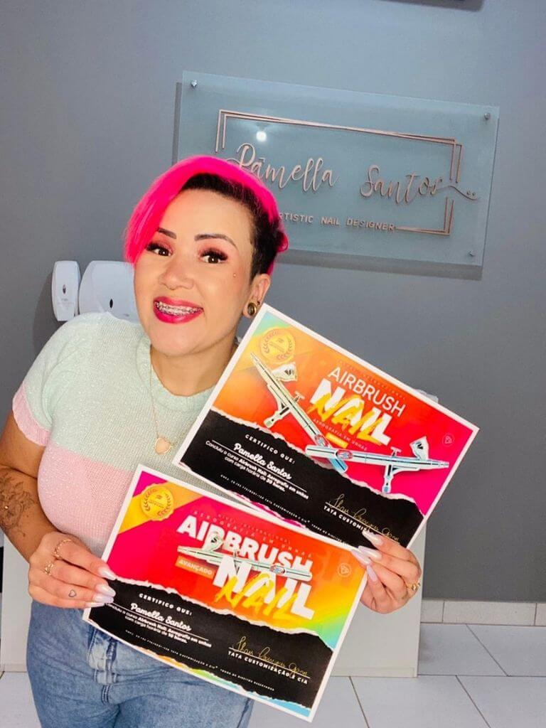 Curso-Tata-airbrush-aluna-com-certificado-6.jpg