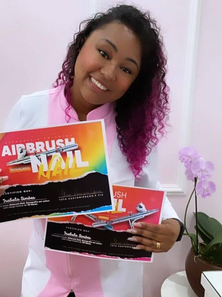 Curso-Tata-airbrush-aluna-com-certificado.jpg