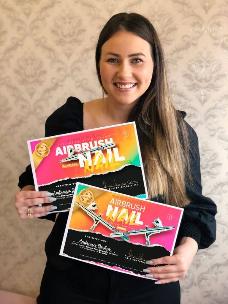 curso-curso-airbrush-aluna-com-certificado.jpg